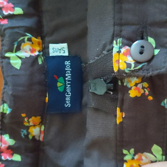 Adorable girls size 5 embroidered top and skort outfit. Purchased in Quebec. - Picture 4 of 10